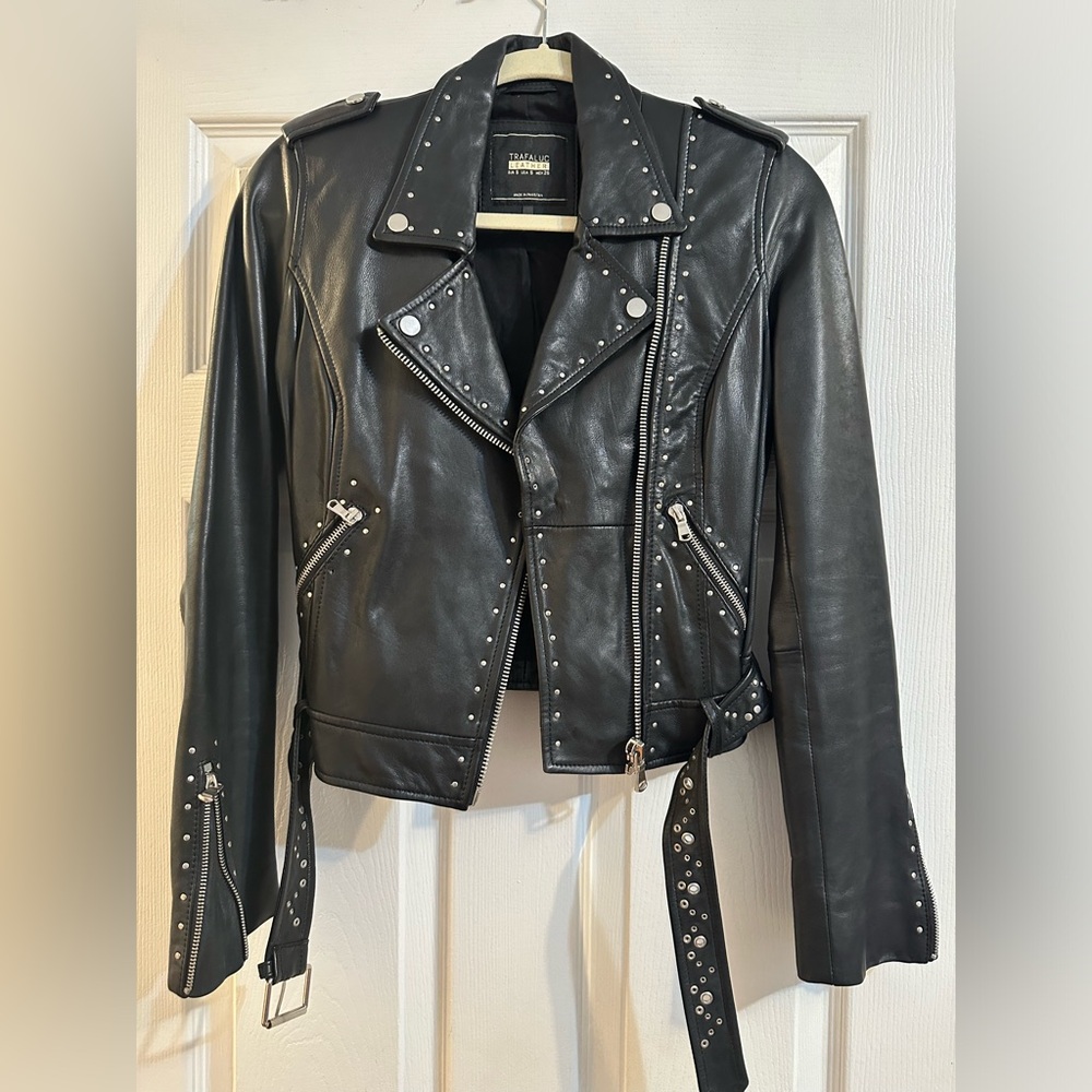 ZARA TRAFALUC LEATHER JACKET
US SIZE SMALL